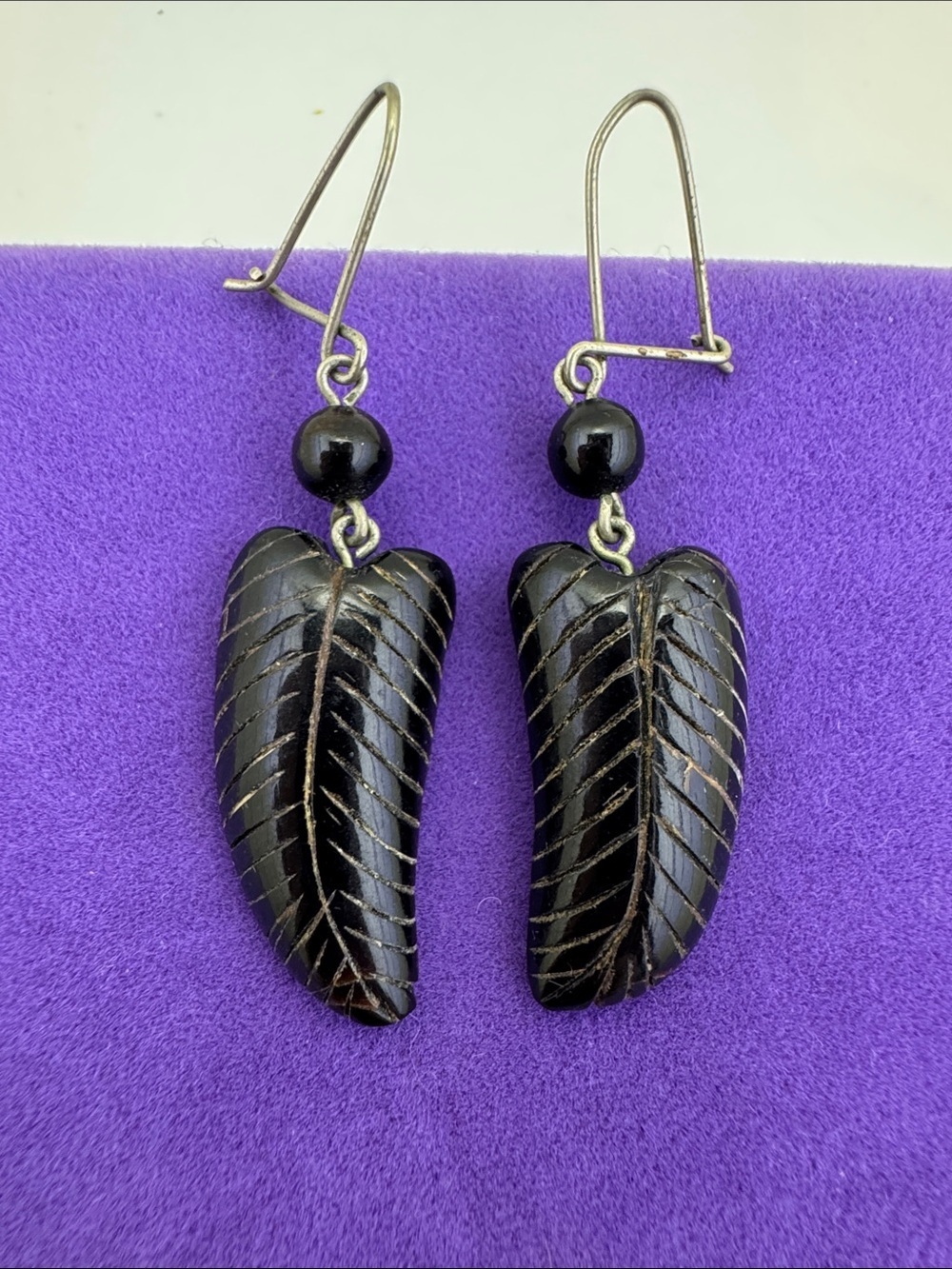 💛 Vintage Black Jet Carved Leaf Drop Earrings